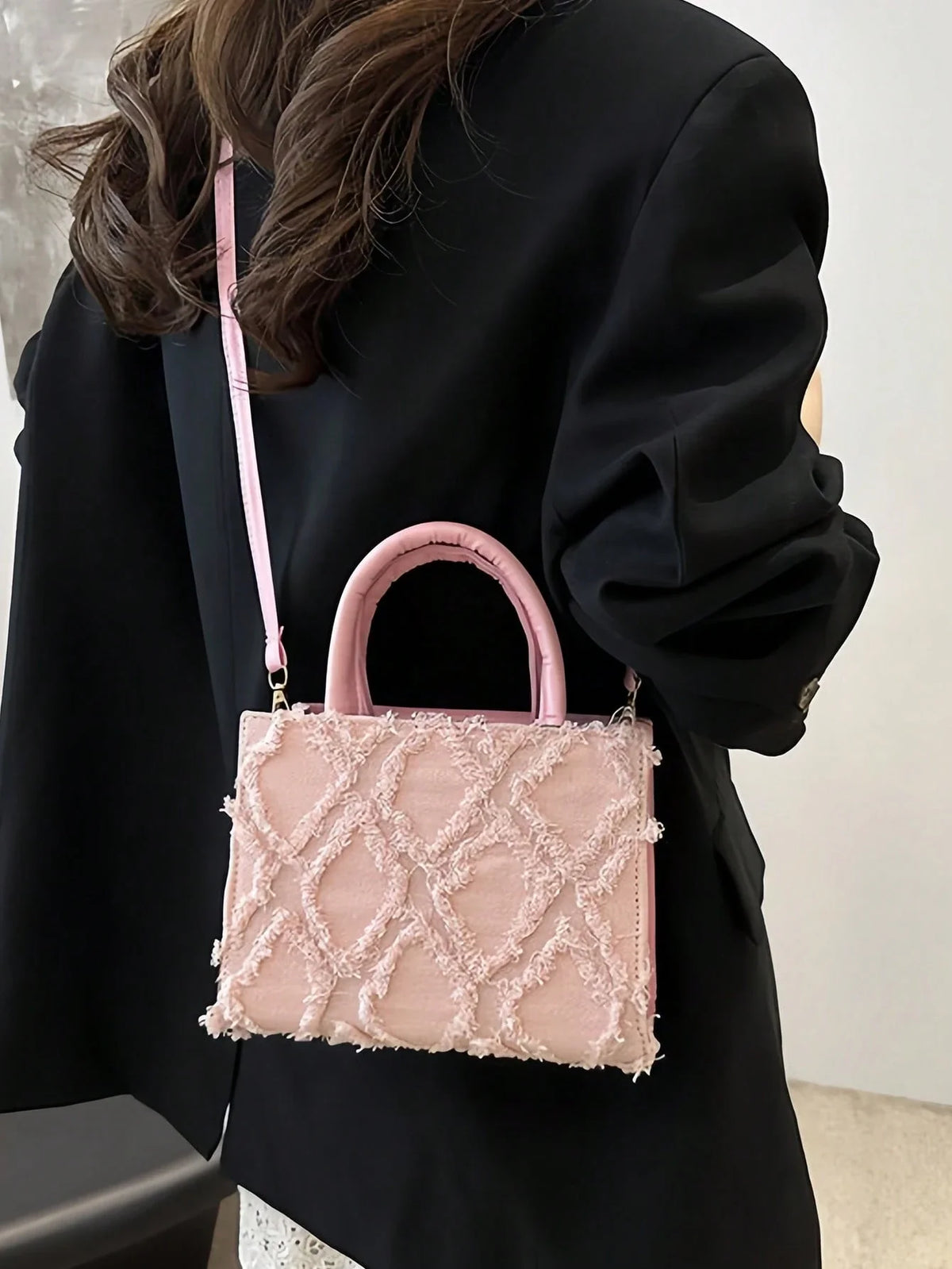 Crossbody taske i hvid lagt fladt på lys baggrund