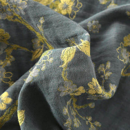 Detalje af jacquard-vævning og blomsterprint på loungewear sæt
