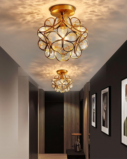 Nærbillede af acrylblomster på loftlampe med gyldent stel