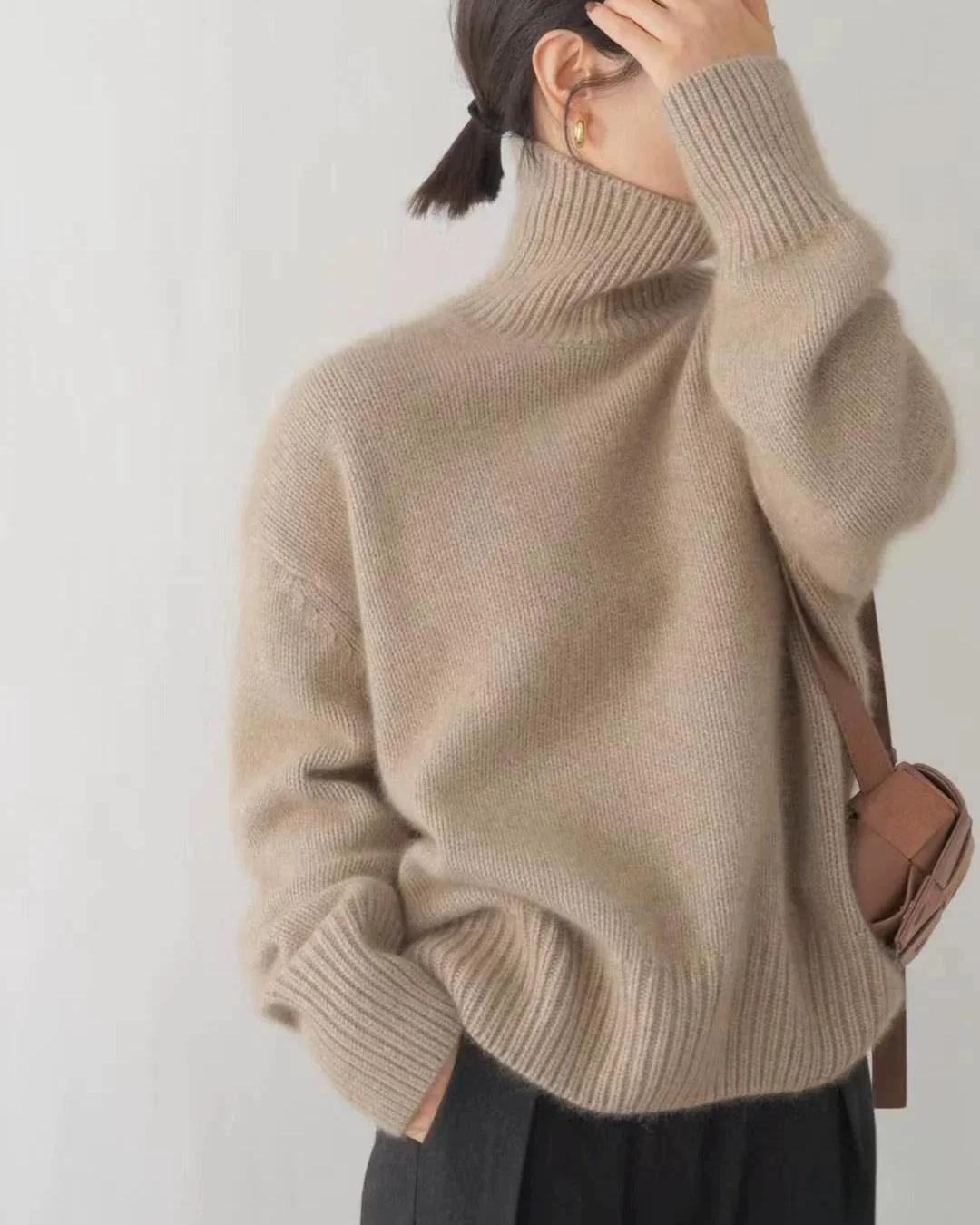 Detalje af ultrablødt kashmirstrik på rullekravesweater