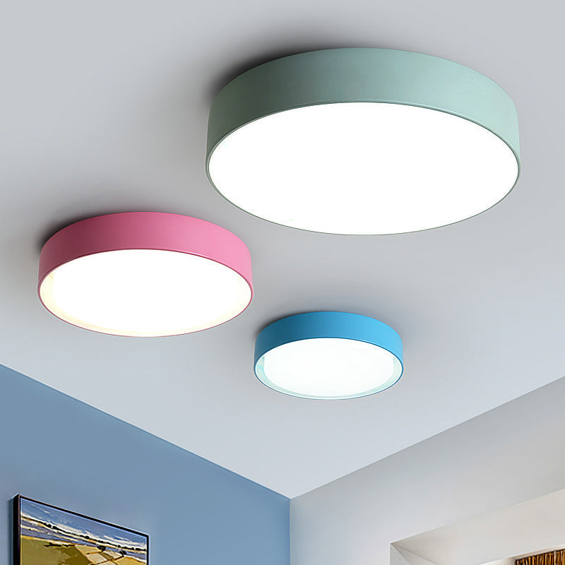 Sky-formet loftlampe i moderne design – hvid baggrund