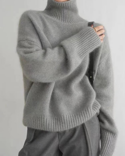 Kashmirsweater med rullekrave set forfra – let og tidløs
