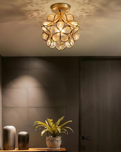 Loftlampe med blomsterdesign monteret i moderne stue