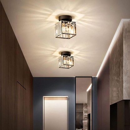 Nærbillede af glasskærm på guld krystal loftlampe