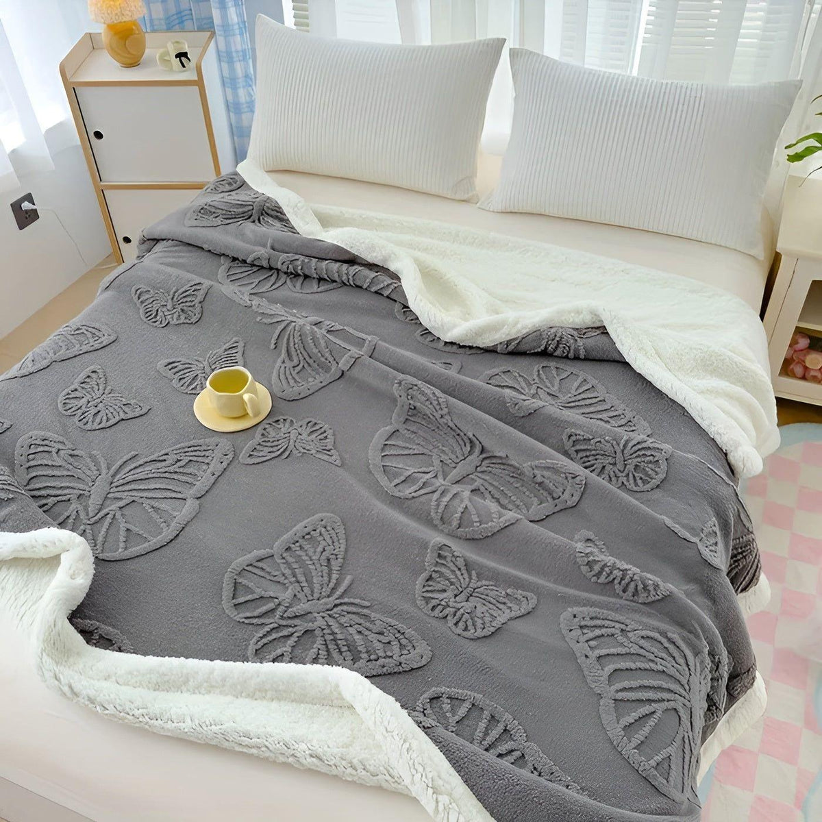 ButterflyDream Tæppe – Stilfuldt Broderet Sommerfugletæppe i Varm Fleece