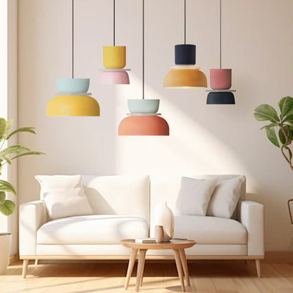 Nordisk pendel loftlampe med farveaccenter i lyseblå og orange