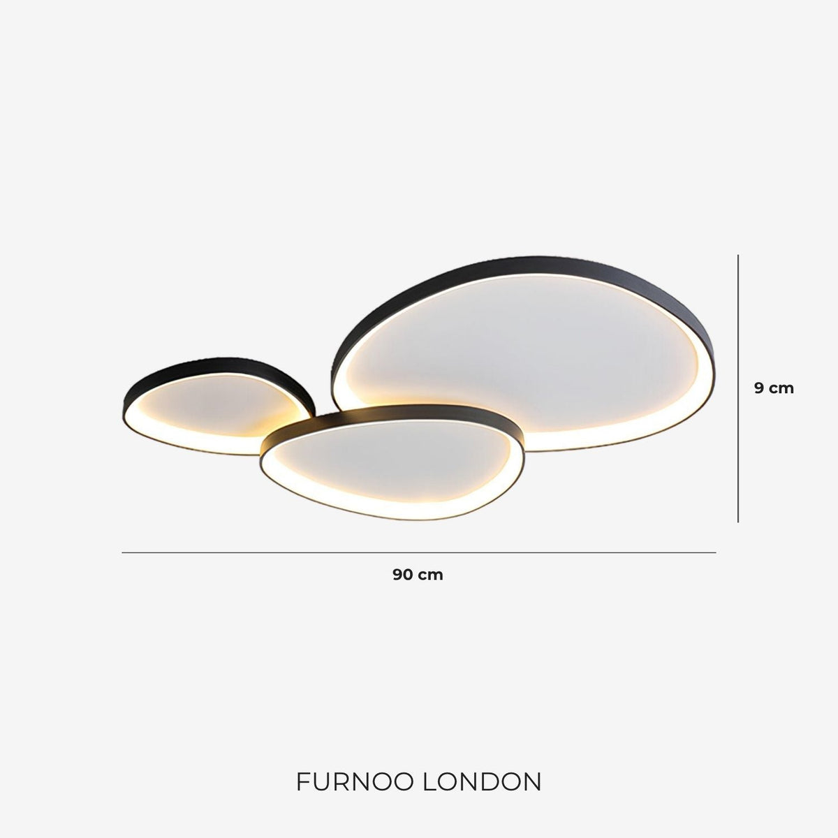 Sort loftlampe i kontrast mod lyst loft