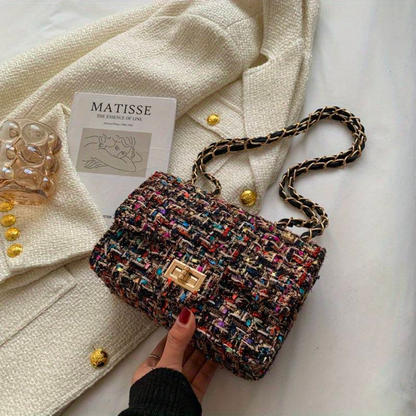 Nærbillede af tweed-materiale og finish på skuldertaske