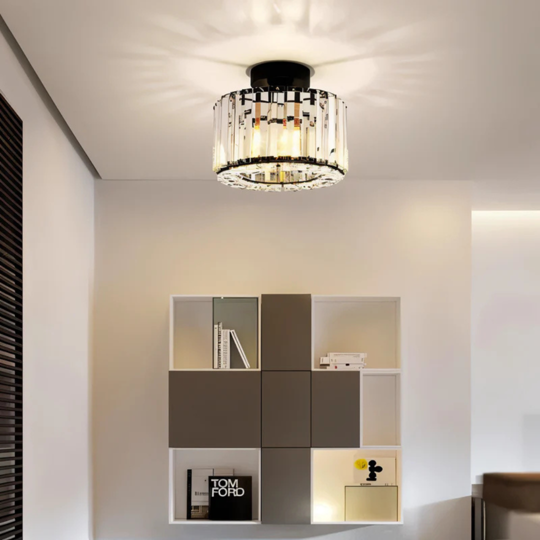 Nærbillede af facetslebne krystaller på loftlampe
