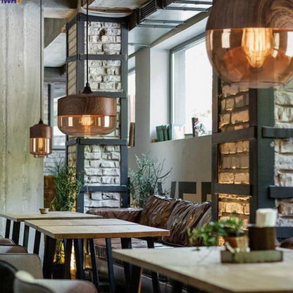 Detalje af metalramme med realistisk trælook-finish