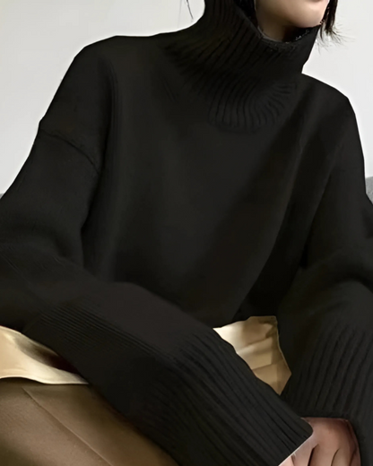 Dame iført kashmir rullekravesweater i minimalistisk stil