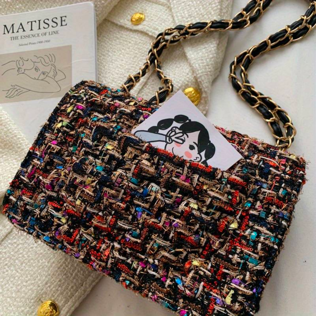 Skuldertaske i tweed båret over skulderen