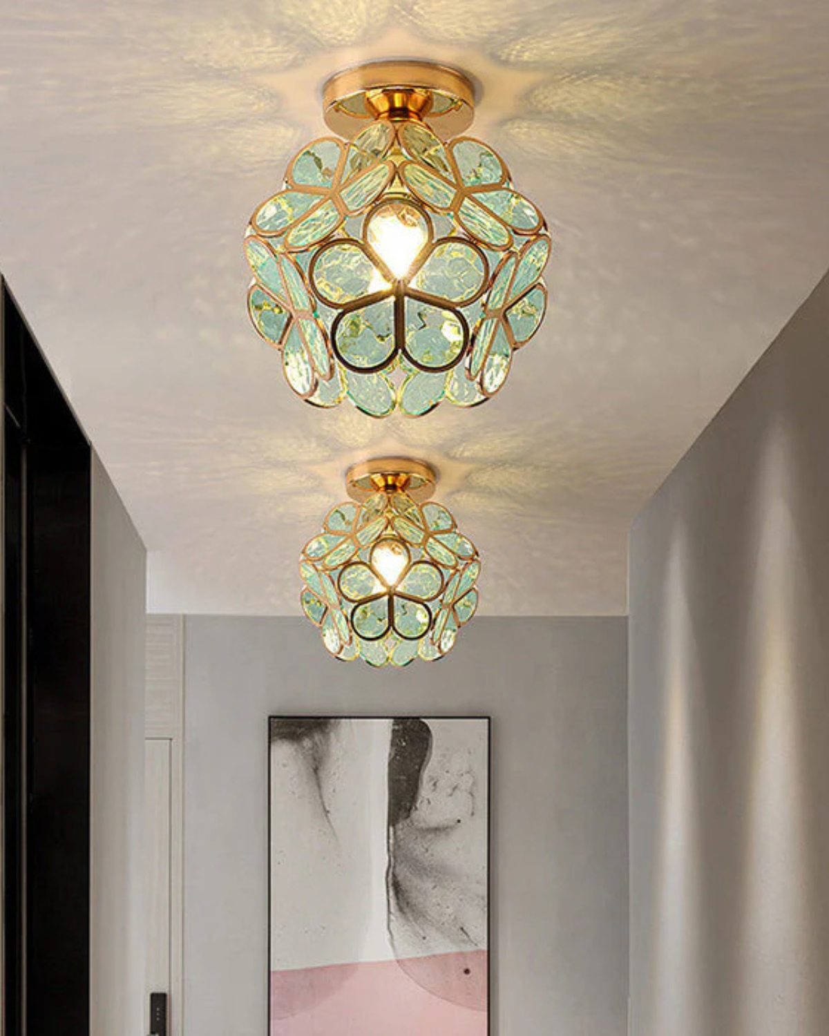 Rosa blomsterlampe til loftet, set fra siden