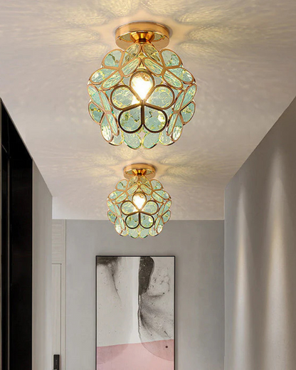 Rosa blomsterlampe til loftet, set fra siden