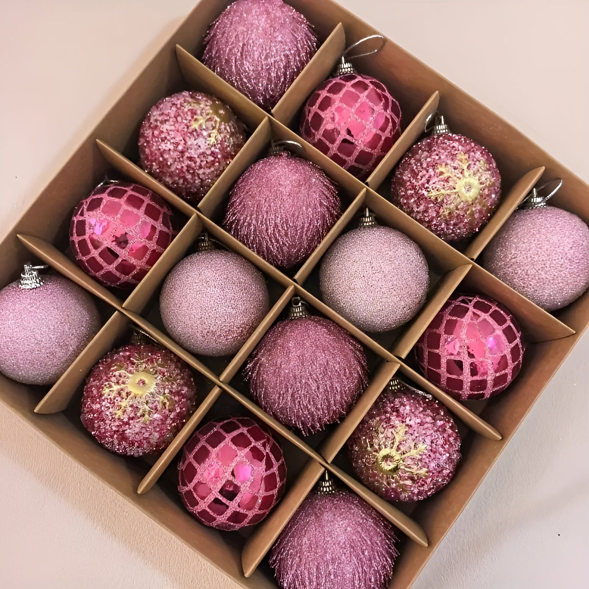 Julekuglesæt (16 stk., Ø 6 cm) – Farverige Julekugler | Perfekt Pynt til Juletræ, Stue og Have
