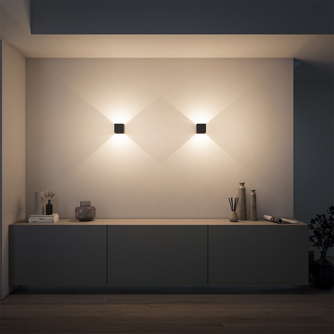 Sort LED væglampe set i helhed mod mørk baggrund