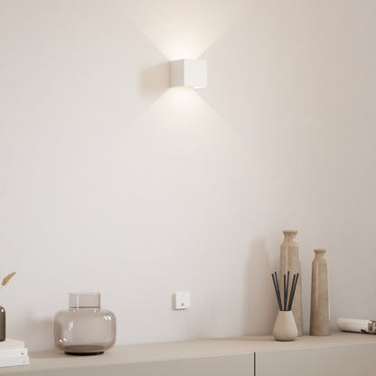 Sort LED-væglampe med batteridrift i funktion