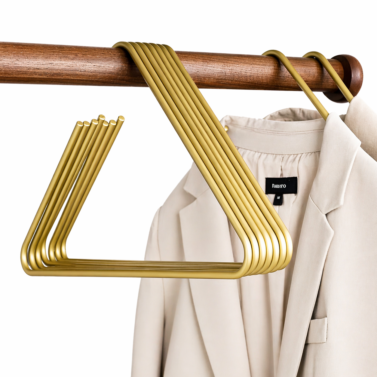 Aluminium Tøjbøjler – Stærke og Pladsbesparende Bøjler til Ryddeligt Tøj i Garderoben 1