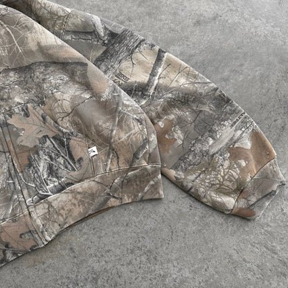 Isoleret fleece hoodie i camouflageprint – stilbillede