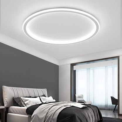 Loftlampe i globe-design tændt i mørkt rum