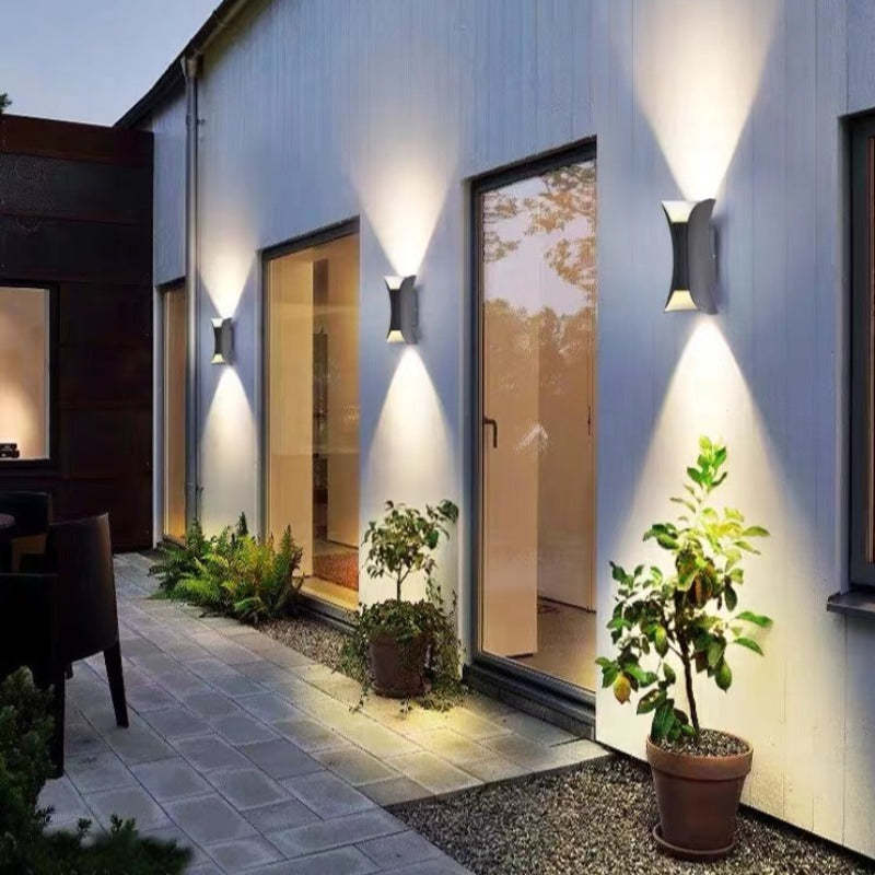 LED væglampe tændt – varm hvid lysfarve