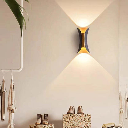 Sort/guld LED væglampe – elegant belysning til hjemmet