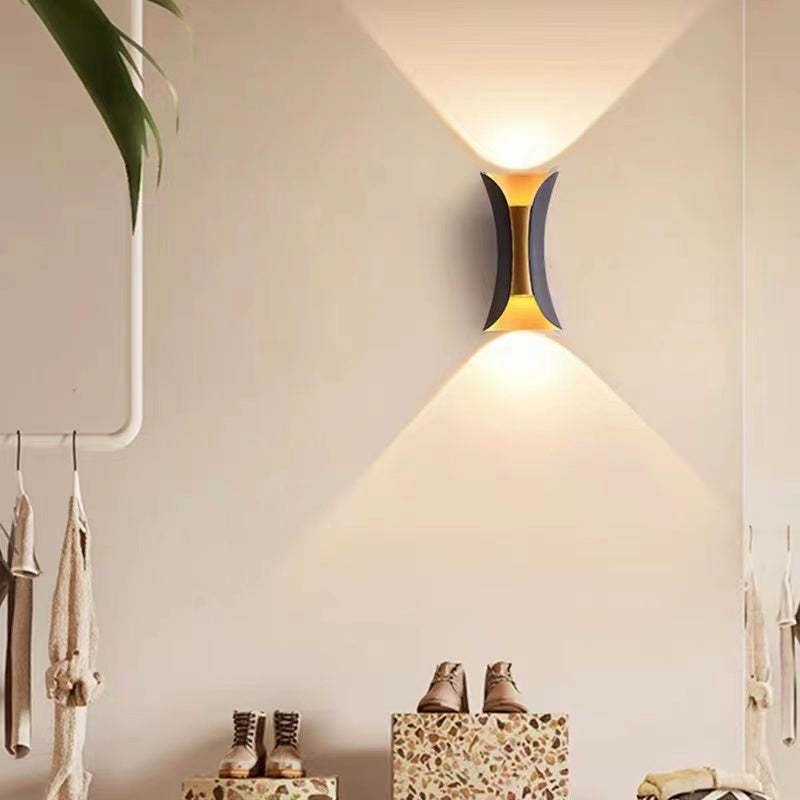 Sort/guld LED væglampe – elegant belysning til hjemmet