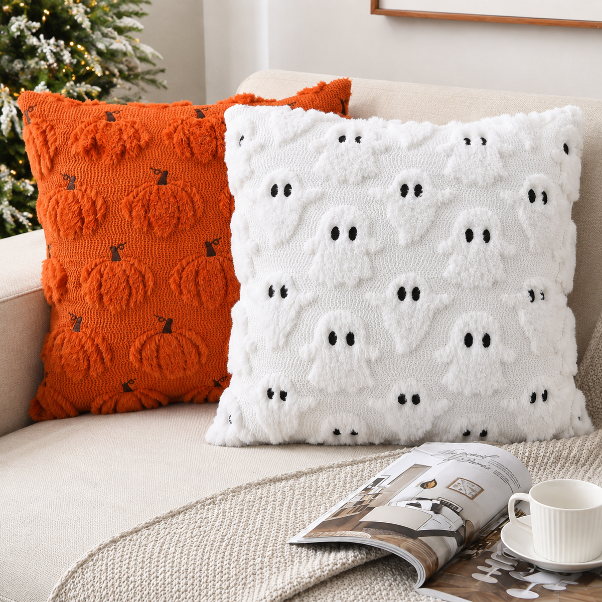 Halloween-dekorationspude på sofa i stue-indretning