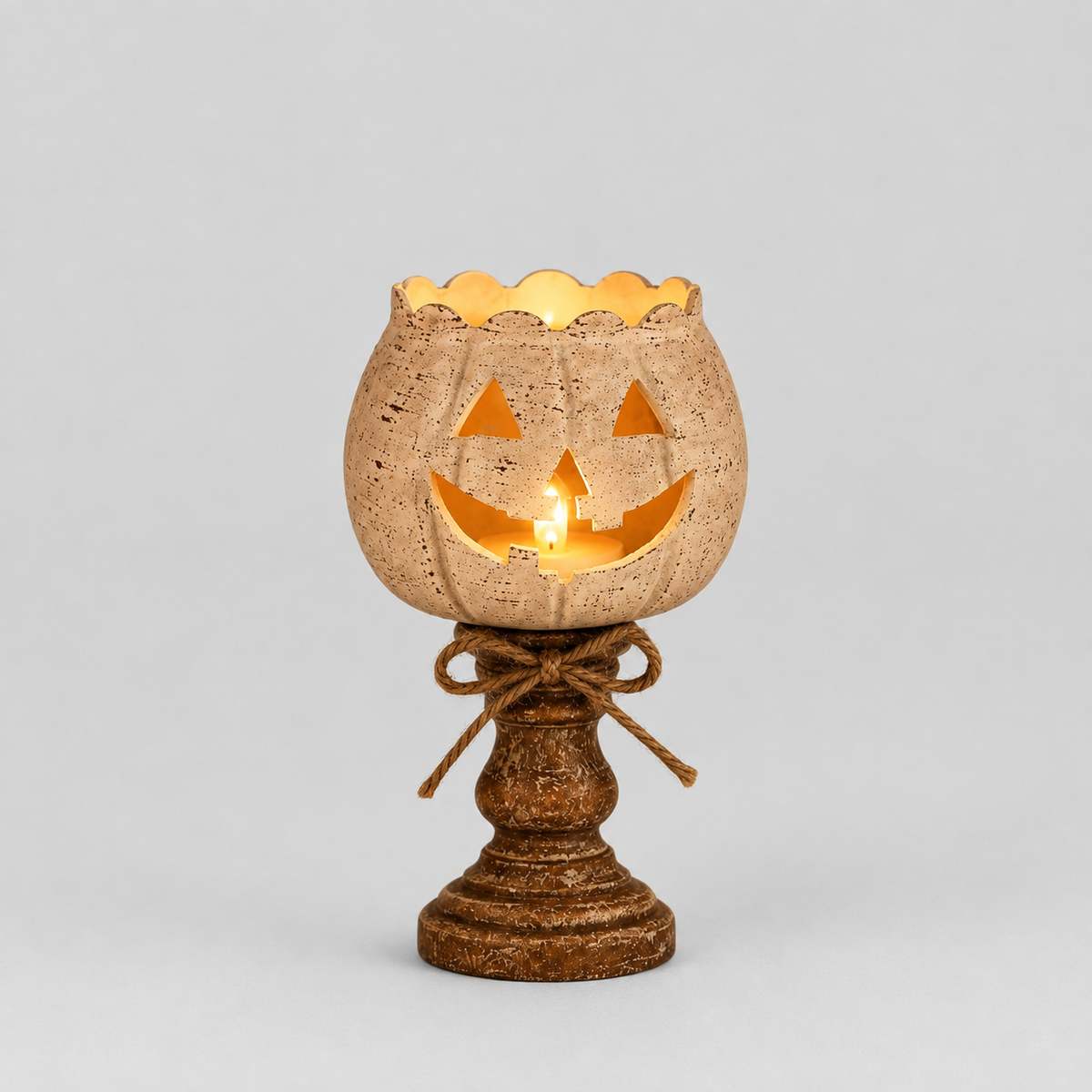 Lille Halloween LED-græskar dekoration, 12 cm høj, med varmt LED-lys og rustik base