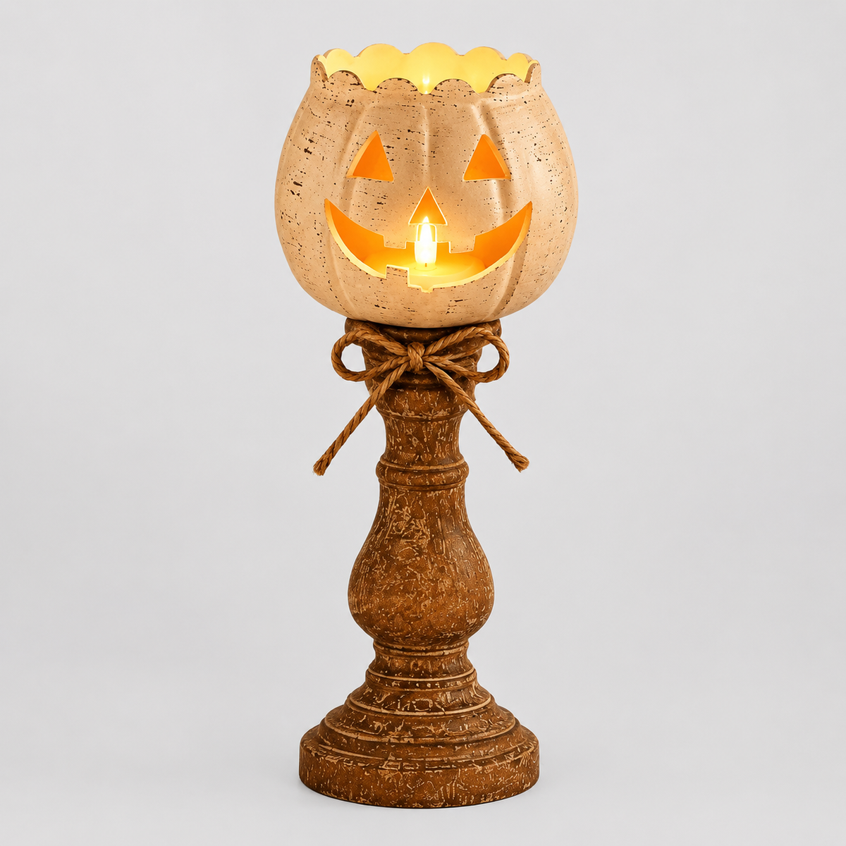 Stor Halloween LED-græskar dekoration, 18 cm høj, med udskåret ansigt og rustik base