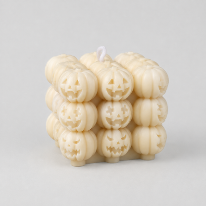Kubisk Halloween-stearinlys i sojavoks med græskar-design i beige, 6,5 cm