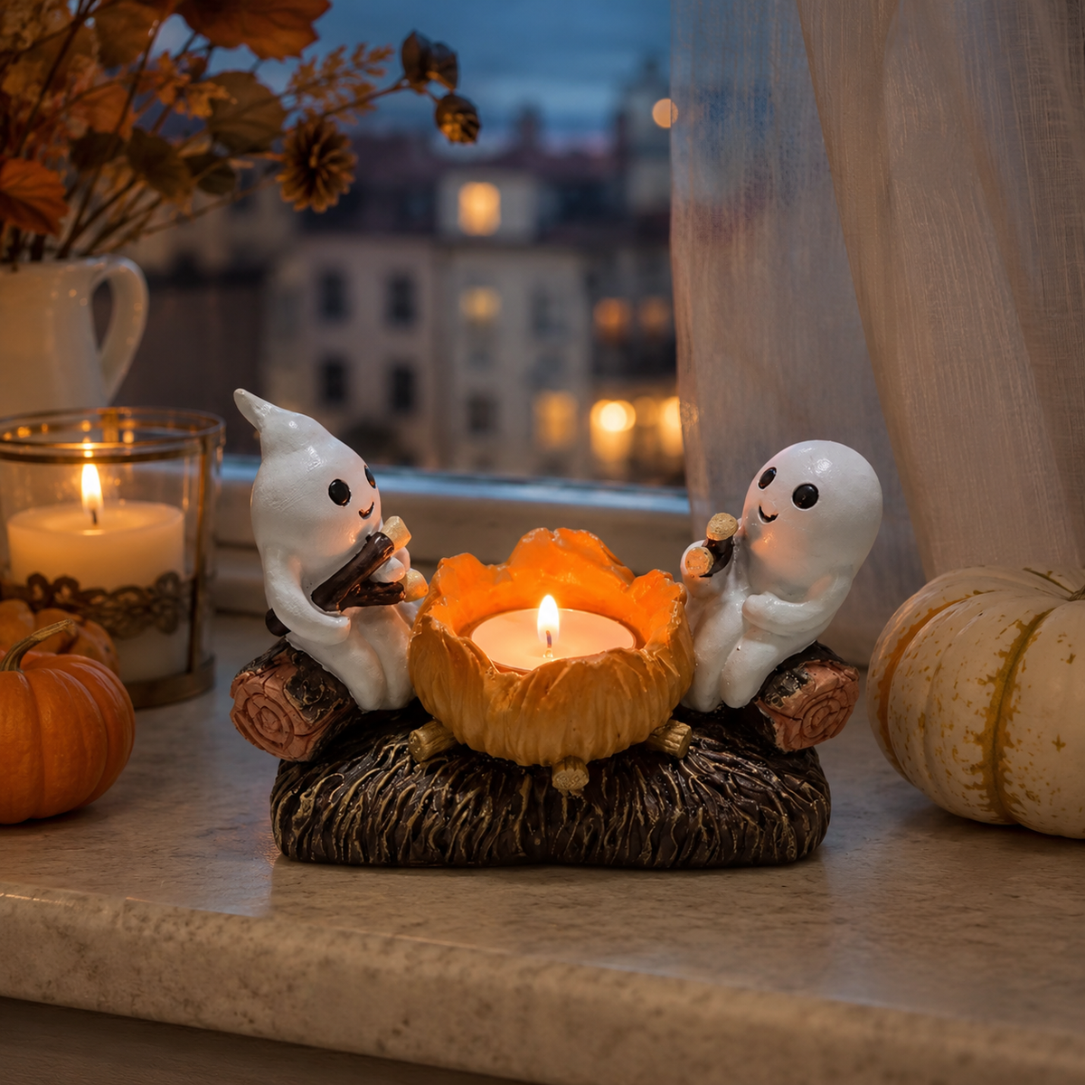 Detalje af spøgelsesfigurer på Halloween lysestage i resin