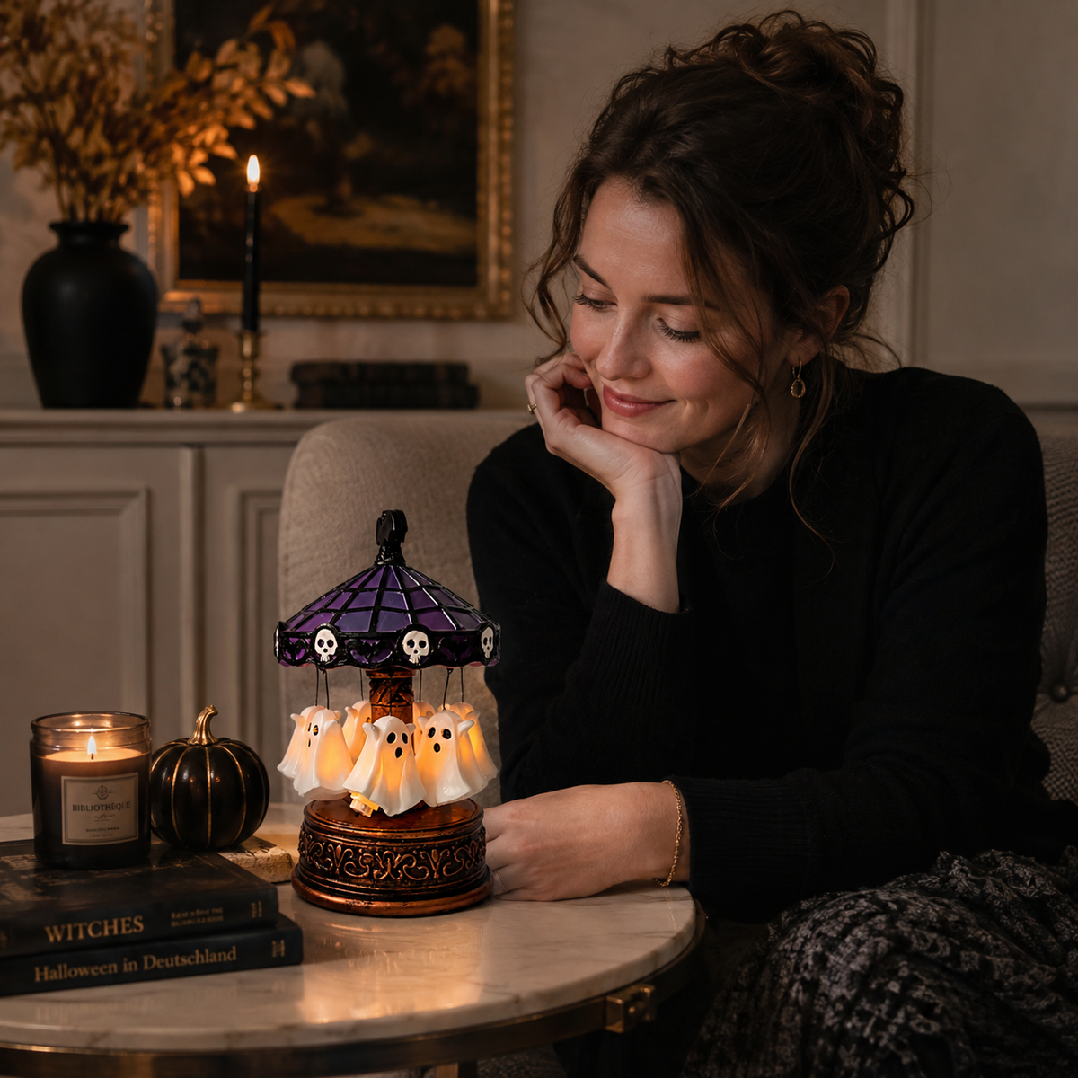 Roterende Halloween-borddekoration med spøgelser og lys placeret på hylde