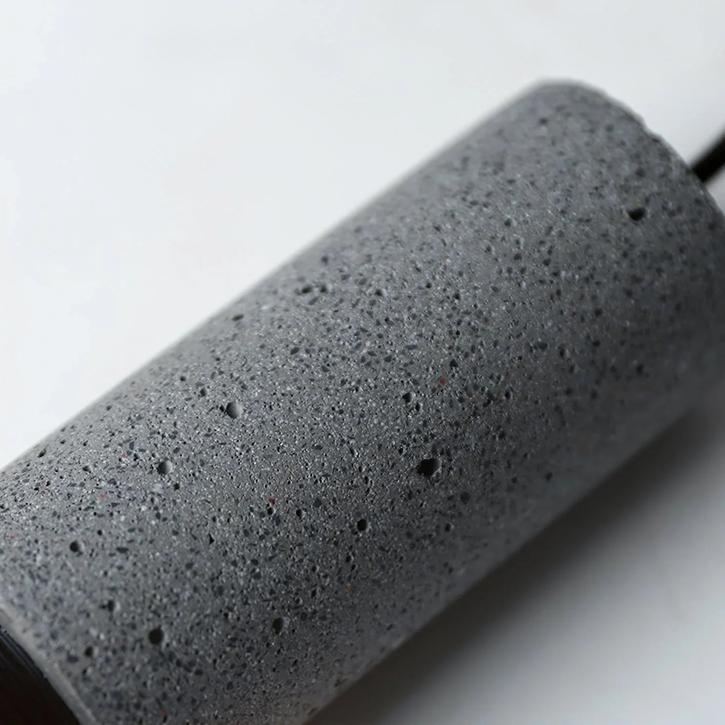 Akselund Pendellampe – Nordisk Vintage Loftlampe i Cement og Metal - Lioren
