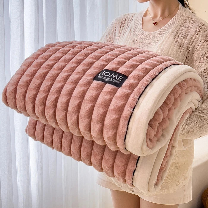 Fleece plaid tæppe i khaki – anvendt som konfortlag på seng