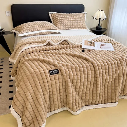 Fleece plaid på sofa i stue – khaki farvetone