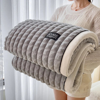 Blødt fleece tæppe liggende på sofa – hyggeligt indretningsbillede