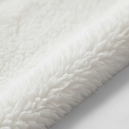 Blødt king size tæppe i fleece vist i brug på sofa