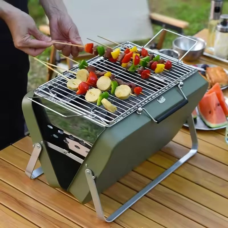 Kompakt foldbar BBQ-grill i rustfrit stål set fra siden