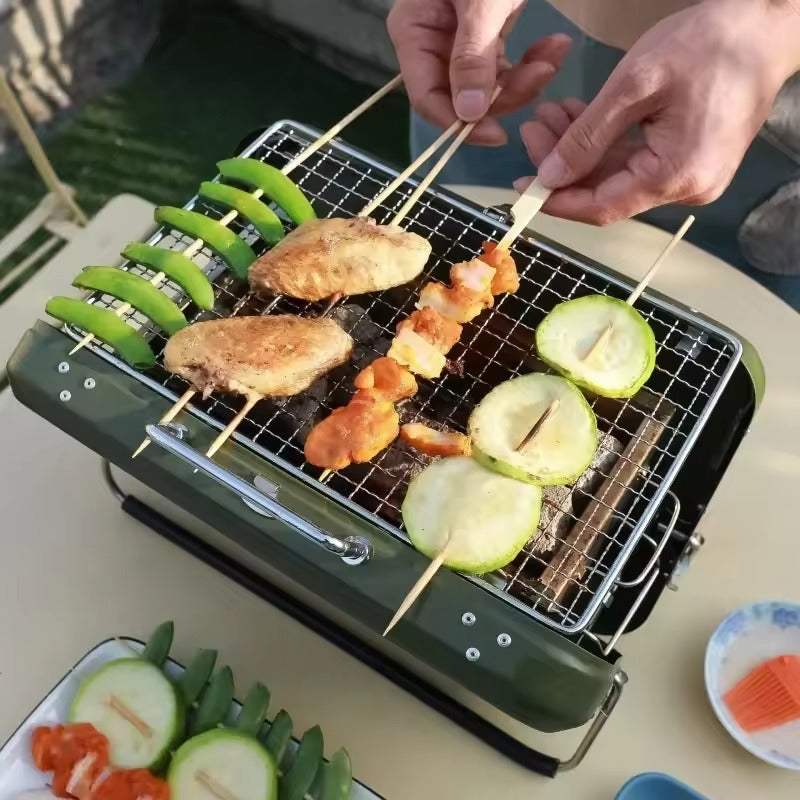 Foldbar kulgrill åben og klar til brug udendørs