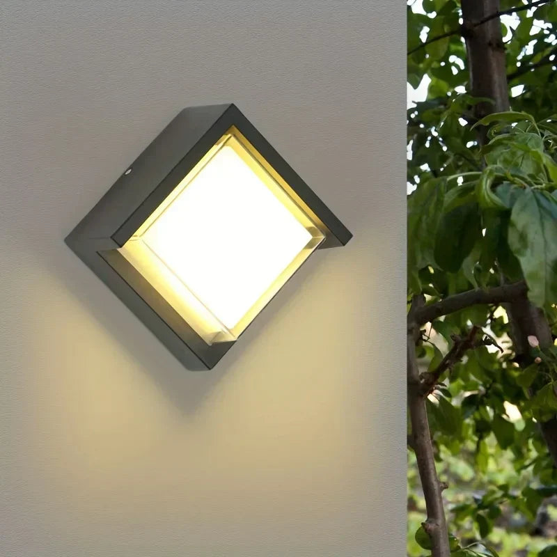 Slank geometrisk væglampe med varm LED-belysning – frontvisning