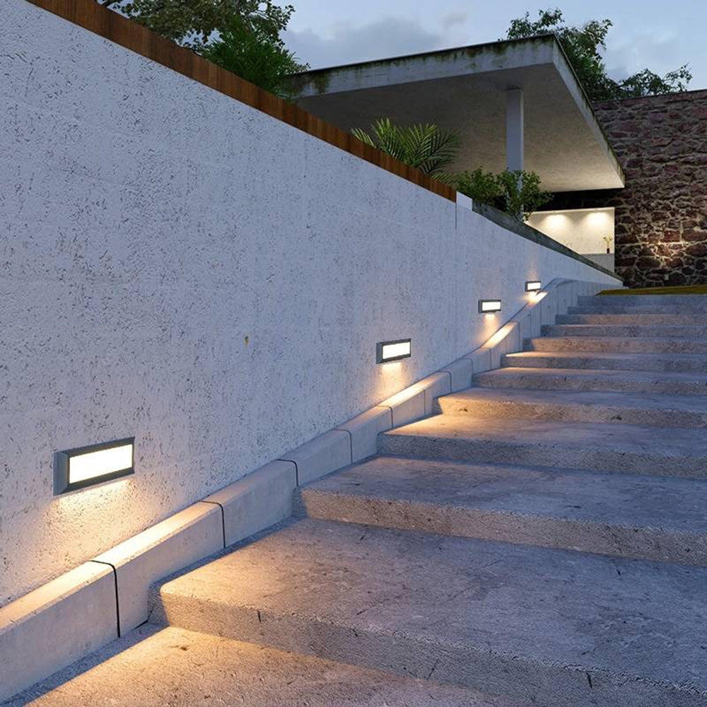 Moderne væglampe til facade og terrasse – set forfra