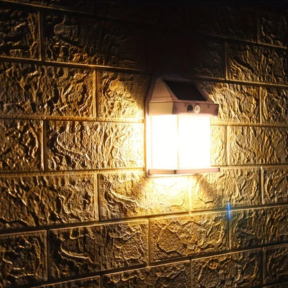 Nærbillede af bevægelsessensor på udendørs solcellelampe