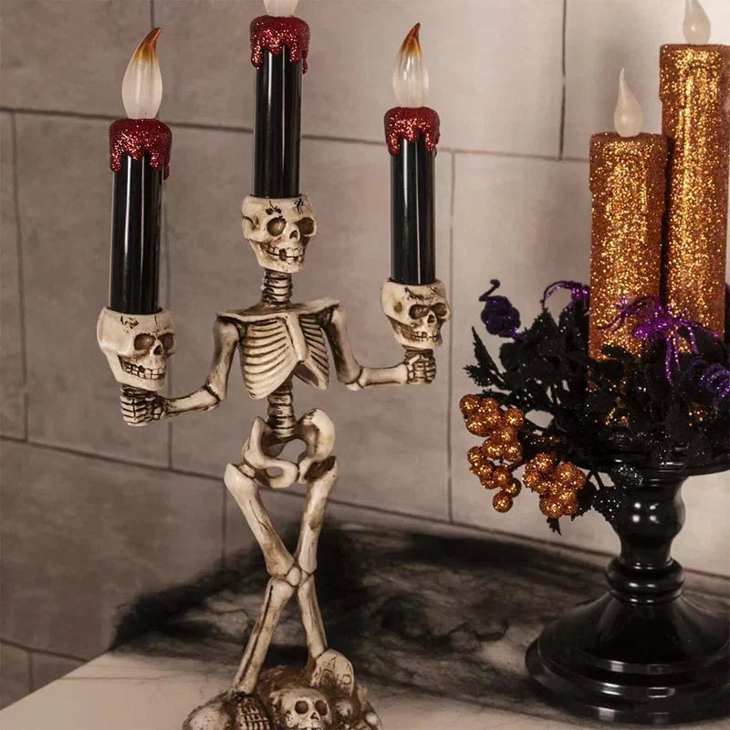 Skelet lysestage placeret på et halloweenpyntet bord