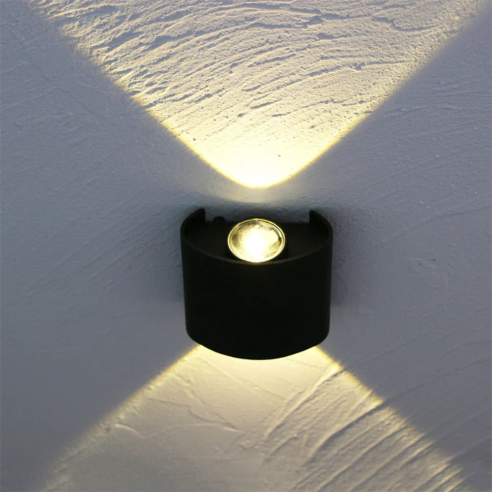 LED-udendørslampe monteret på facade – nærbillede