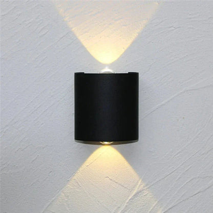 Vandtæt udendørslampe i sort aluminium på husfacade
