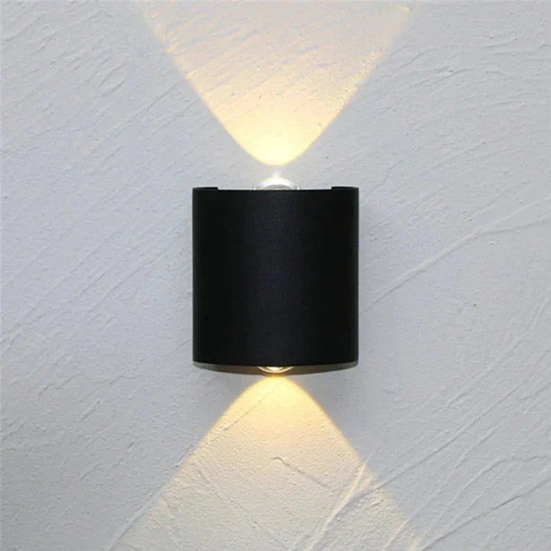Vandtæt udendørslampe i sort aluminium på husfacade