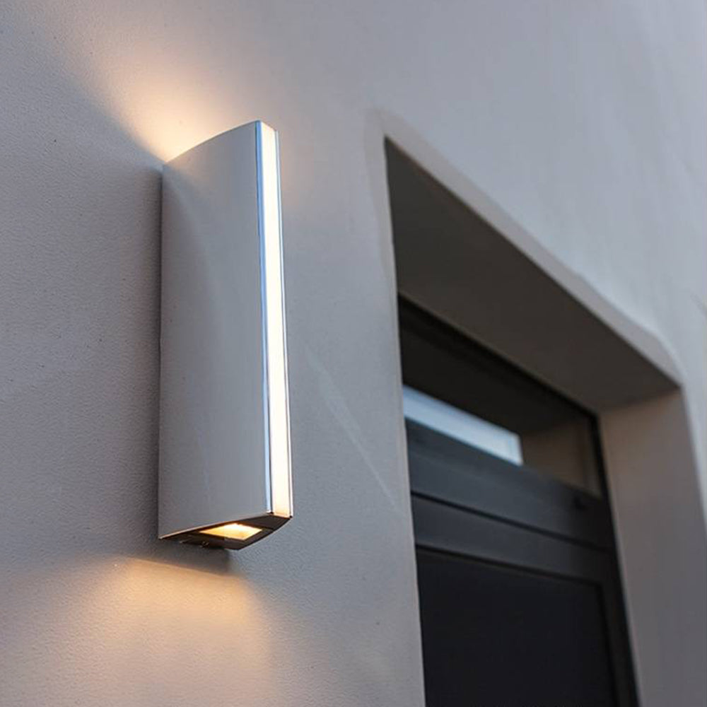 LED udendørs væglampe monteret på facade