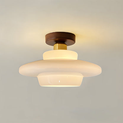 Loftlampe set fra siden – profil af valnød og glas