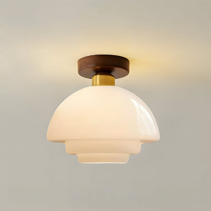 Loftlampe i nordisk køkken over spisebord